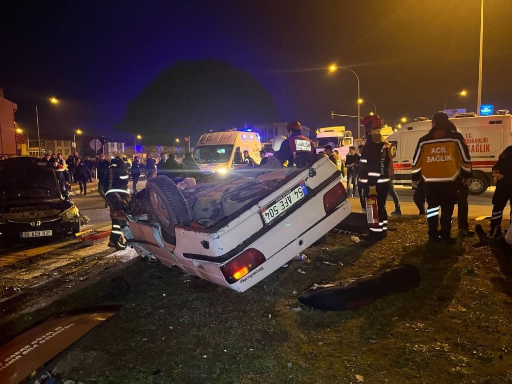 Kavşakta İki Otomobil Çarpıştı, Biri Takla Attı: 1’i Ağır 4 Yaralı
