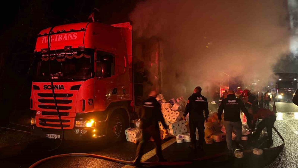 Otoyolda Tırın Dorsesi Alevlere Teslim Oldu