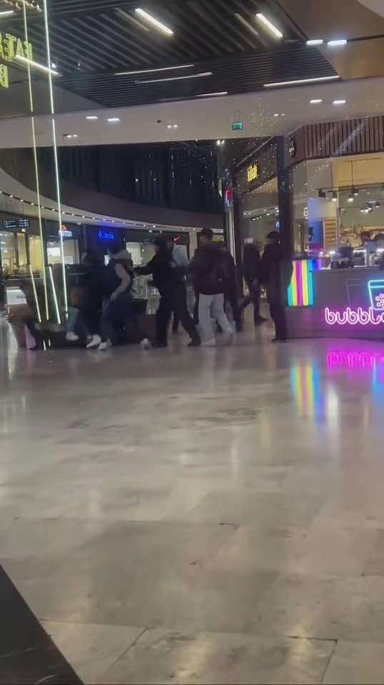 Alışveriş Merkezinde Tekme Tokat Kavga Kamerada