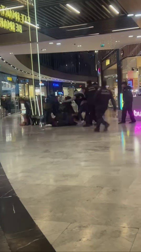 Alışveriş Merkezinde Tekme Tokat Kavga Kamerada