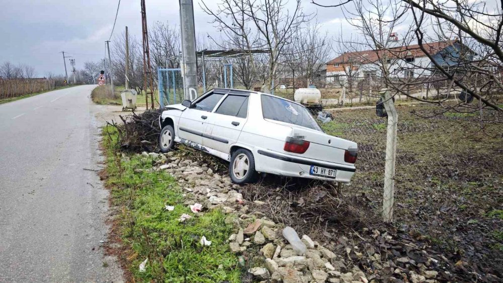 Kontrolden Çıkan Otomobil Direğe Çarptı: 2 Yaralı