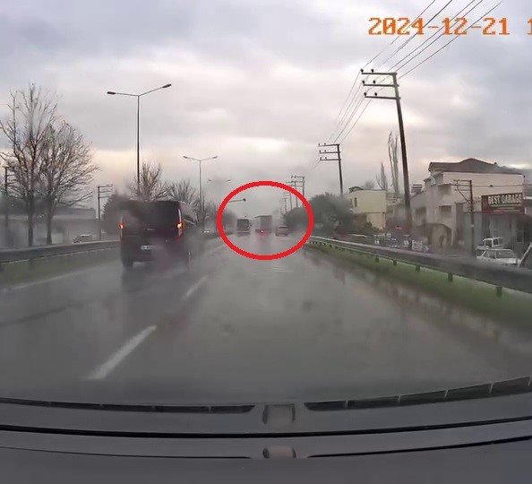 Yağışlı Havada Tırın Dorsesi Kaydı