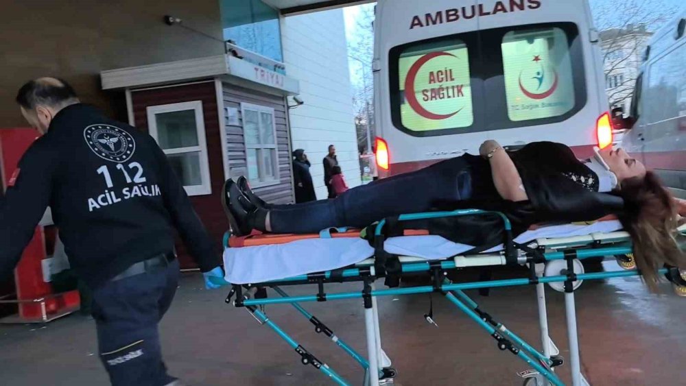 Hapşıran Sürücü Kontrolü Kaybedince Araç Duvara Çarptı: 2 Yaralı