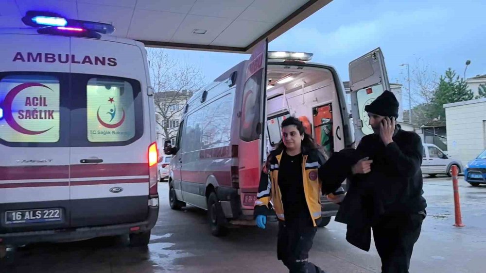 Hapşıran Sürücü Kontrolü Kaybedince Araç Duvara Çarptı: 2 Yaralı
