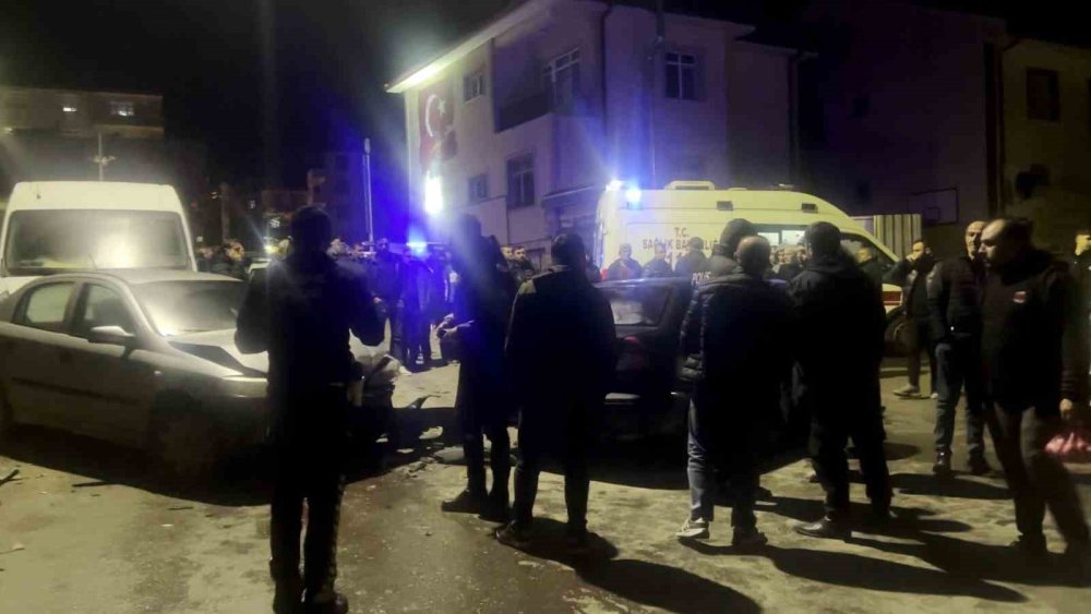 Kontrolden Çıkan Otomobil, Park Halindeki 4 Araca Çarptı: 1 Yaralı