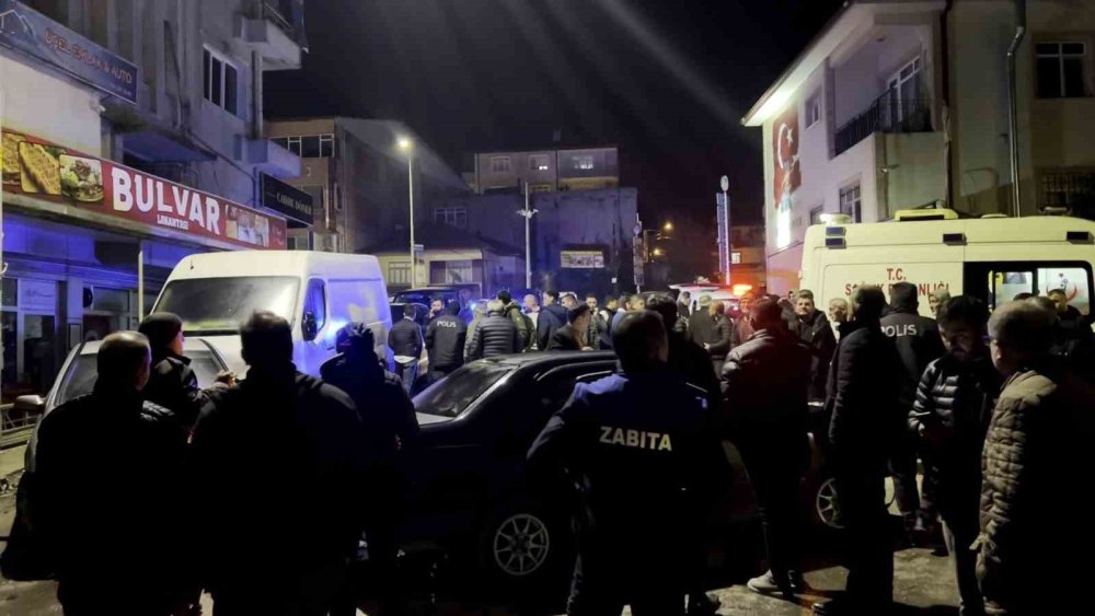 Kontrolden Çıkan Otomobil, Park Halindeki 4 Araca Çarptı: 1 Yaralı
