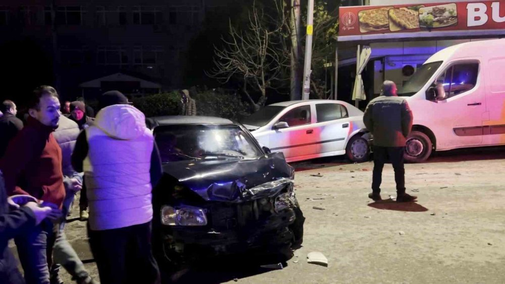 Kontrolden Çıkan Otomobil, Park Halindeki 4 Araca Çarptı: 1 Yaralı