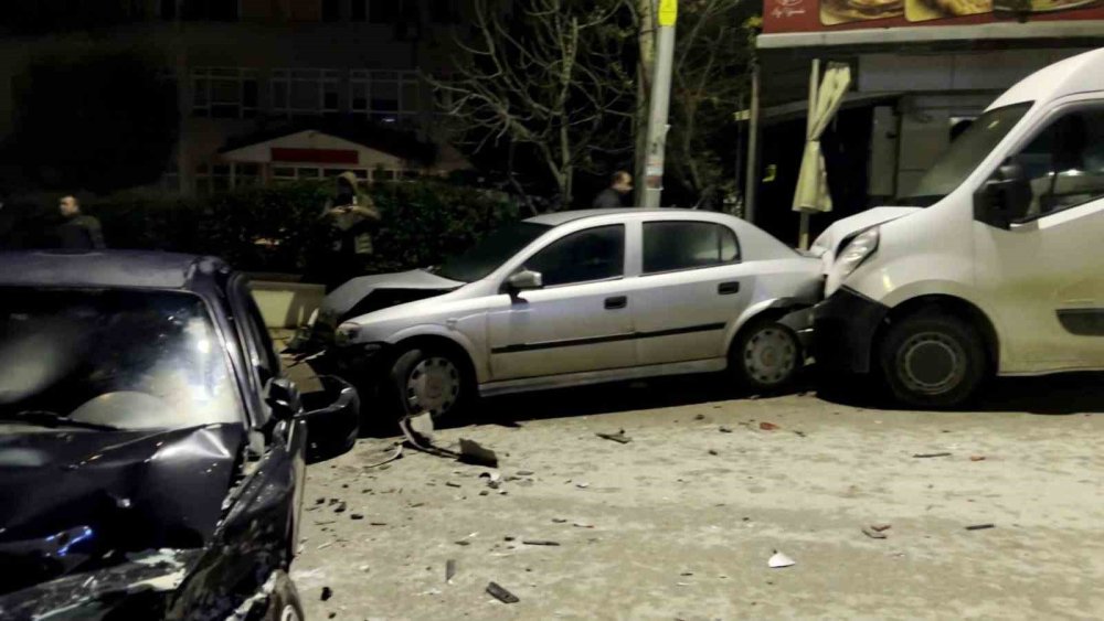Kontrolden Çıkan Otomobil, Park Halindeki 4 Araca Çarptı: 1 Yaralı