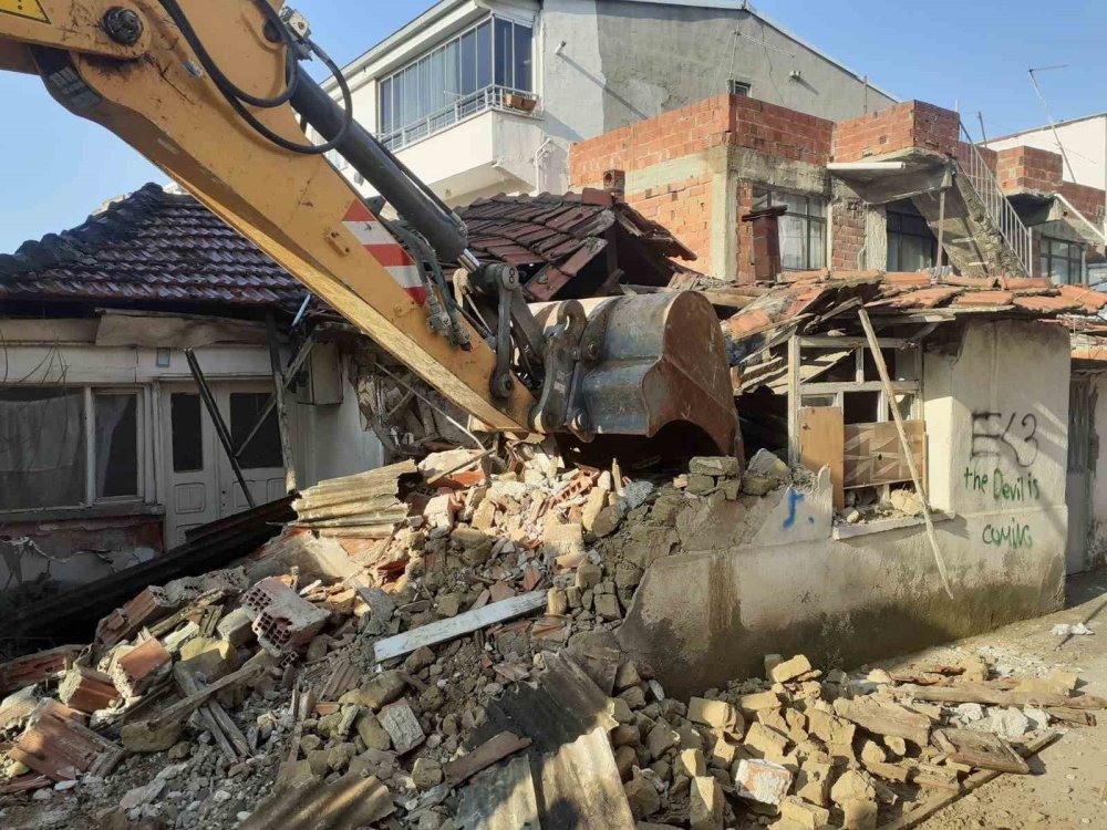Tehlike Arz Eden Metruk Binalar Yıkılıyor