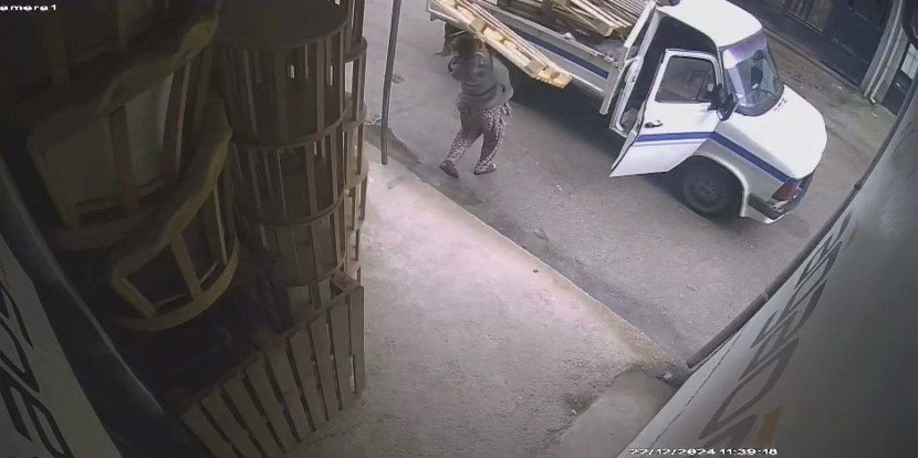 İş Yeri Önündeki Paletleri Kamyonete Yükleyip Kaçan 2 Kişi Kameraya Yakalandı