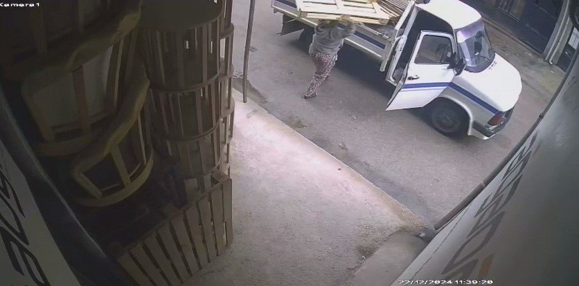 İş Yeri Önündeki Paletleri Kamyonete Yükleyip Kaçan 2 Kişi Kameraya Yakalandı