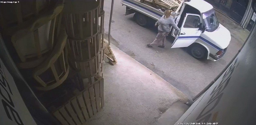 İş Yeri Önündeki Paletleri Kamyonete Yükleyip Kaçan 2 Kişi Kameraya Yakalandı