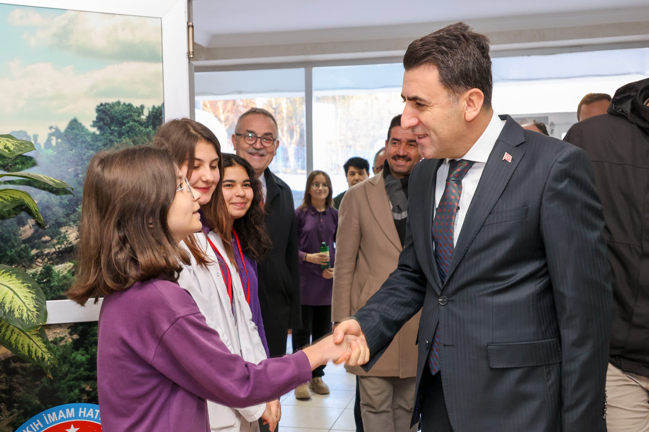 vali-aygol-kitap-okuma-etkinligine-katildi.jpg