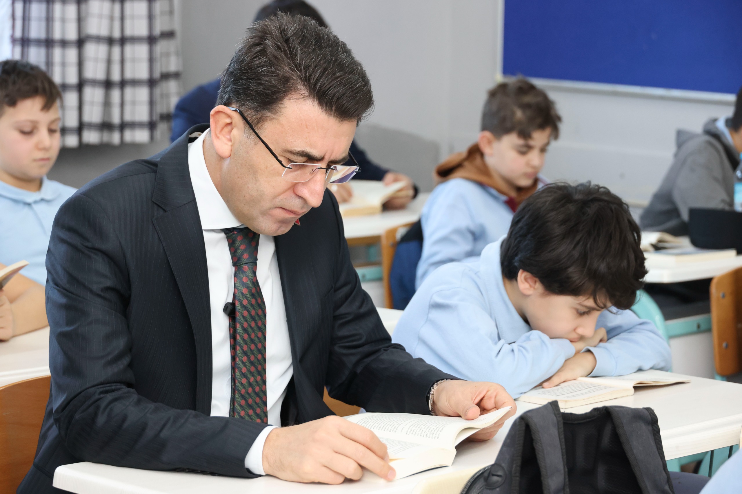 vali-aygol-kitap-okuma-etkinligine-katildi3.jpg