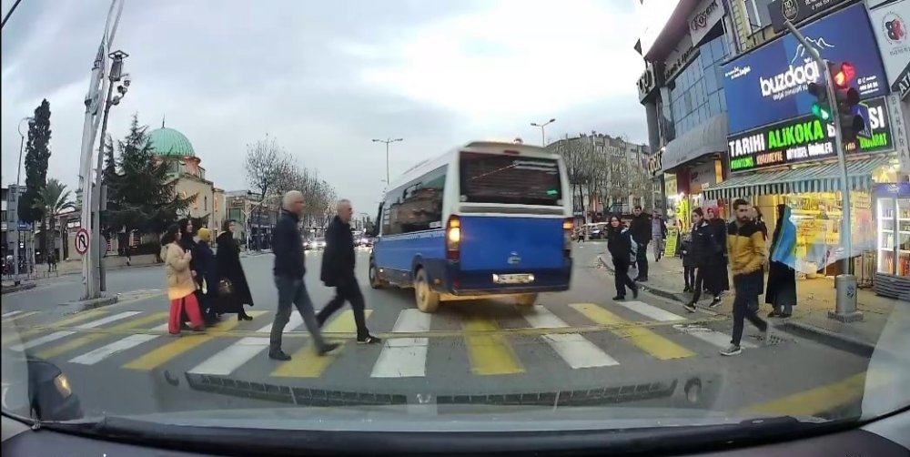 Kırmızı Işıkta Geçtiği Yetmedi, Yayaya Çarpmasına Ramak Kaldı
