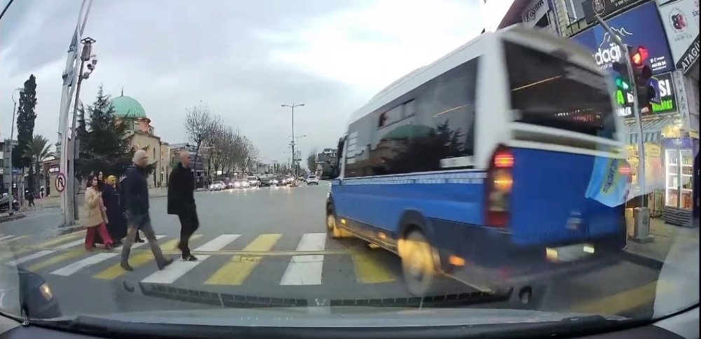 Kırmızı Işıkta Geçtiği Yetmedi, Yayaya Çarpmasına Ramak Kaldı