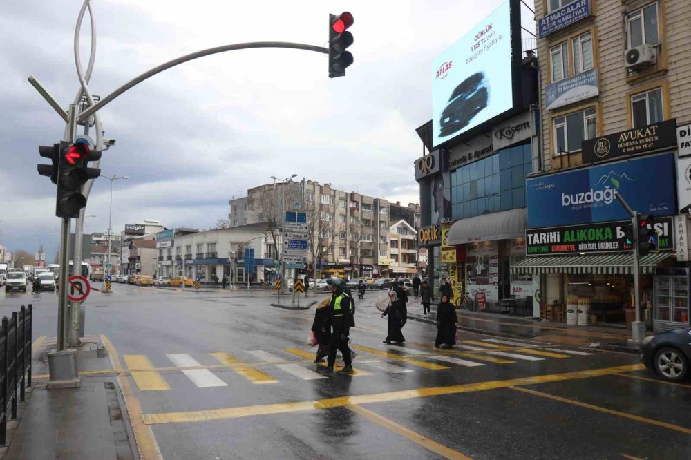 Kırmızı Işıkta Geçtiği Yetmedi, Yayaya Çarpmasına Ramak Kaldı