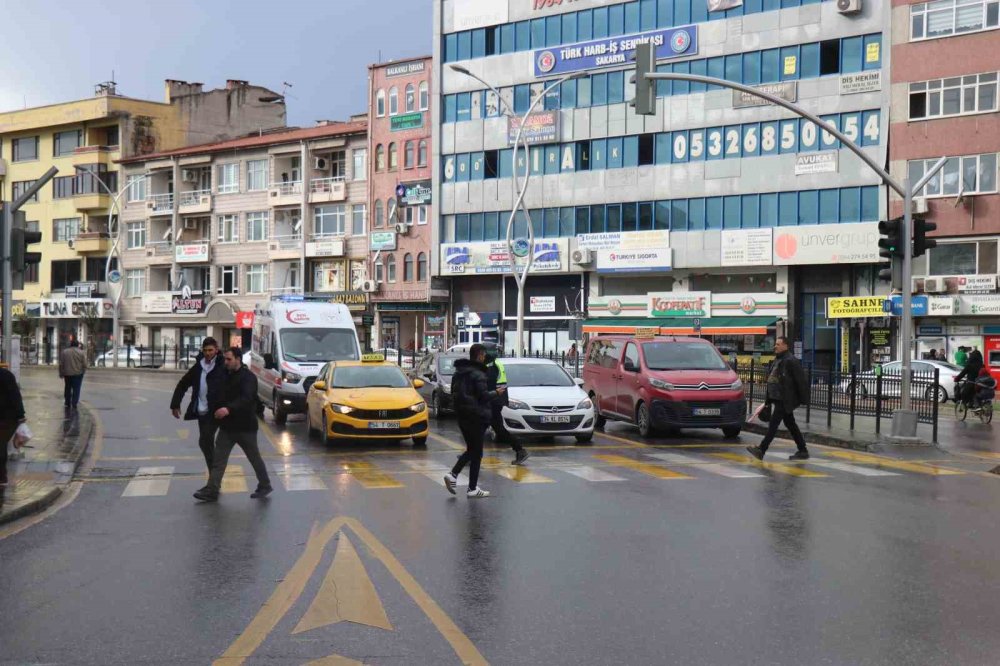 Kırmızı Işıkta Geçtiği Yetmedi, Yayaya Çarpmasına Ramak Kaldı