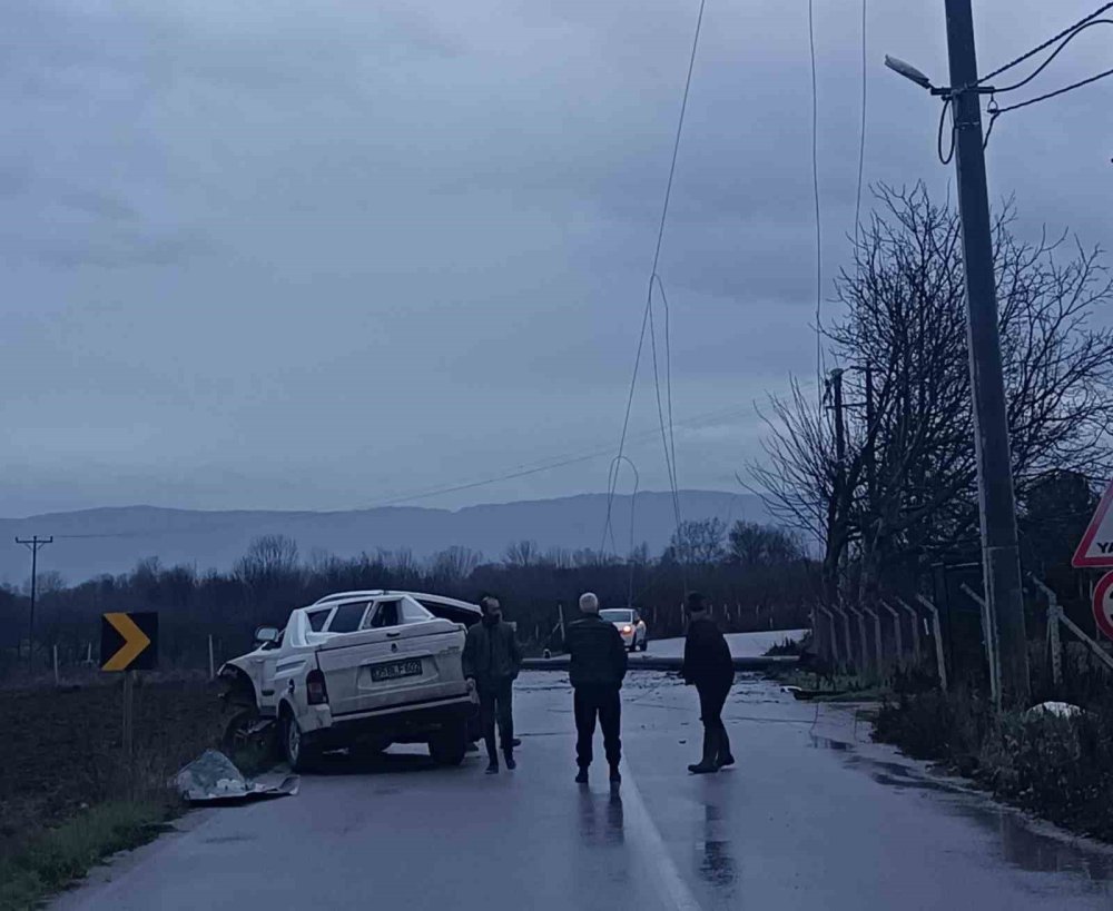 Kontrolden Çıkan Araç Enerji Nakil Hattı Direğine Çarptı