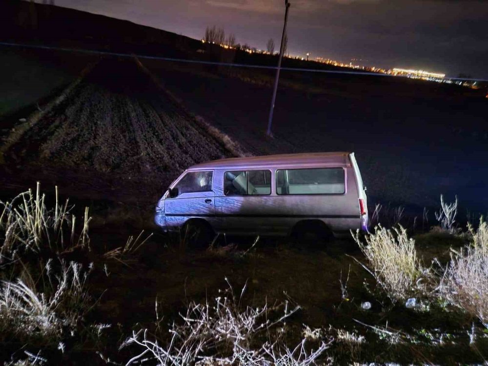 Minibüs Yoldan Çıktı: 3 Yaralı!