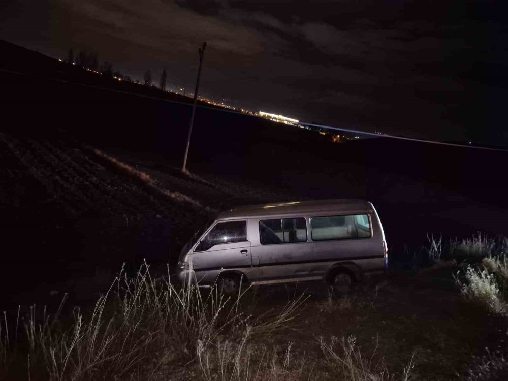 Minibüs Yoldan Çıktı: 3 Yaralı!