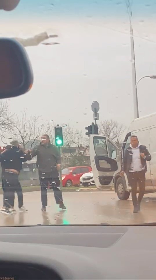 Trafikte Sürücülerin Kavgası Kameraya Yansıdı