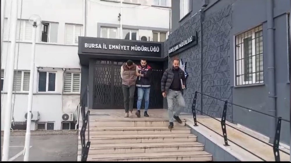 Kendisini Polis Olarak Tanıtarak 1 Milyon Lira Dolandırdı