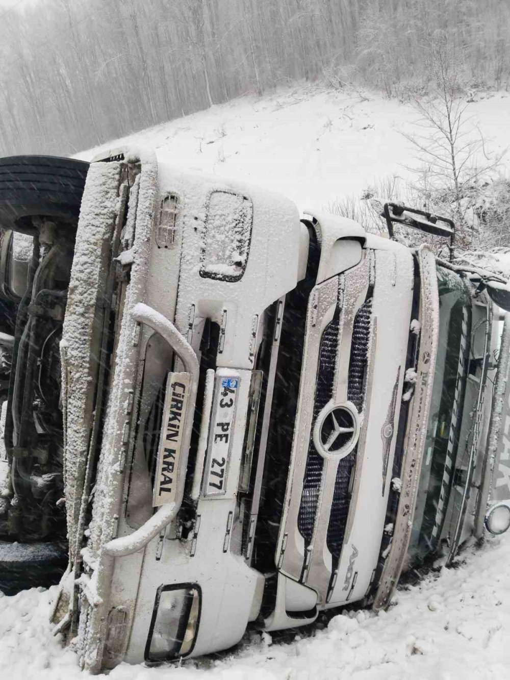 Kar Yağışı Sebebiyle Yoldan Çıkan Tır Devrildi
