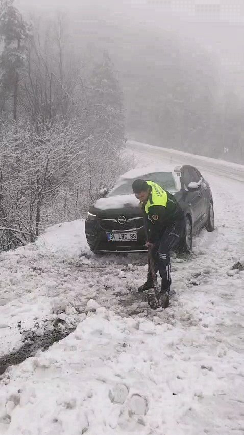 Yoğun Kar Yağışı Sürücülere Zor Anlar Yaşattı