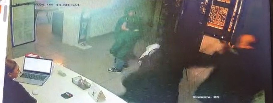 Diş Hekimini Bıçakladı, Çocuklarını Bırakıp Kaçtı