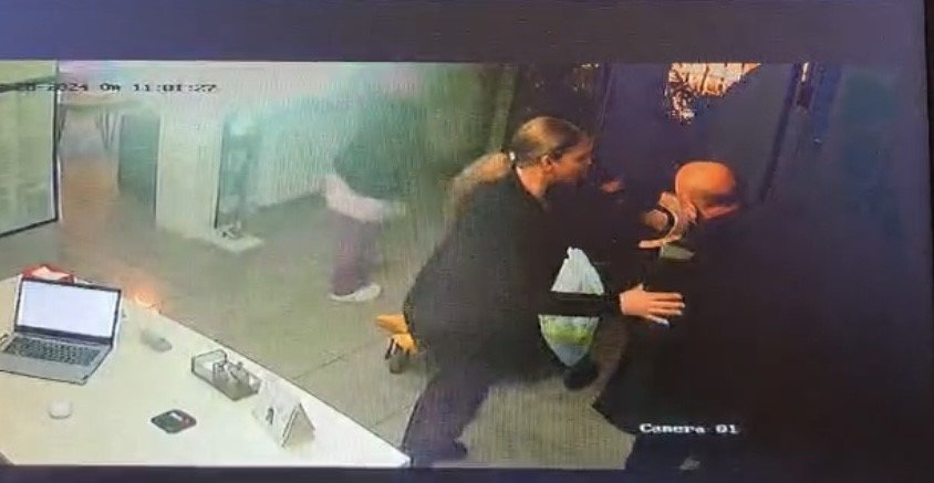 Diş Hekimini Bıçakladı, Çocuklarını Bırakıp Kaçtı