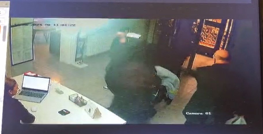Diş Hekimini Bıçakladı, Çocuklarını Bırakıp Kaçtı