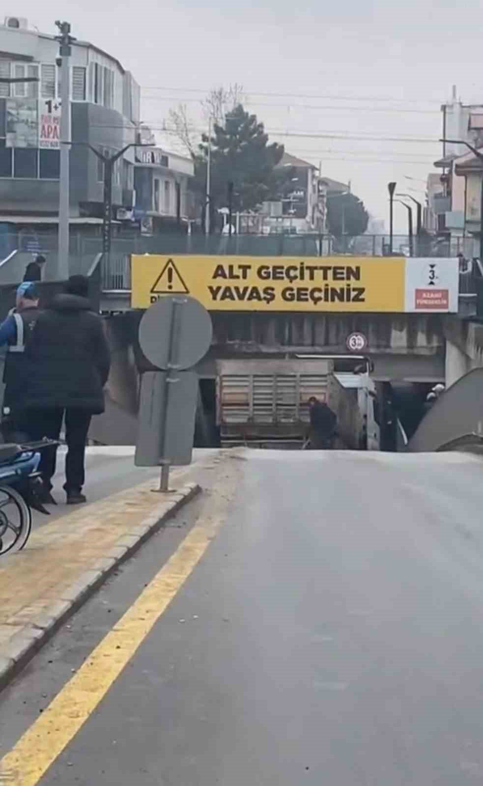 Tır alt geçitte sıkıştı
