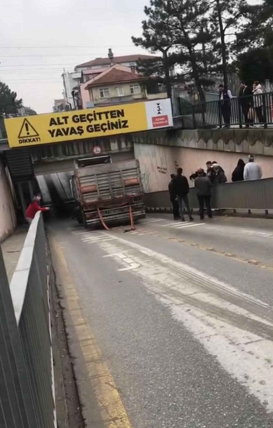 Tır alt geçitte sıkıştı