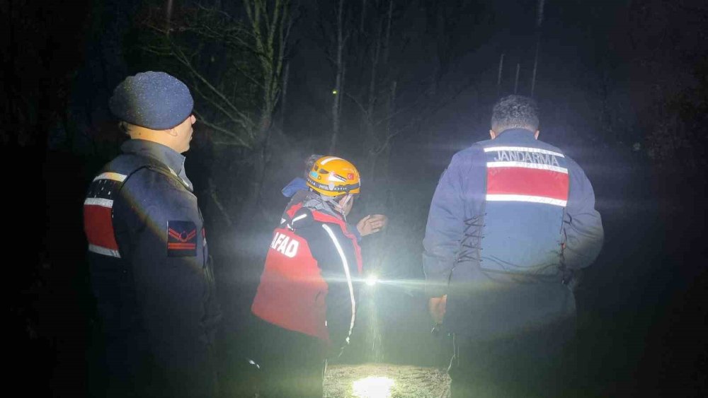 Dağ Yolunda Çamura Saplanarak Mahsur Kaldılar