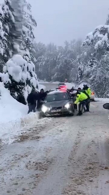 Karlı Yolda Vatandaşlar Mahsur Kaldı
