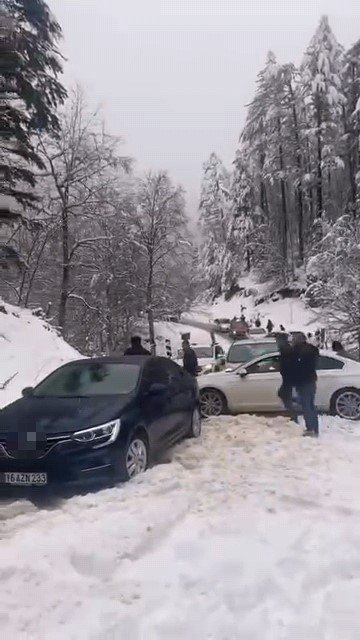 Karlı Yolda Vatandaşlar Mahsur Kaldı