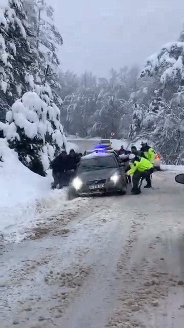 Karlı Yolda Vatandaşlar Mahsur Kaldı
