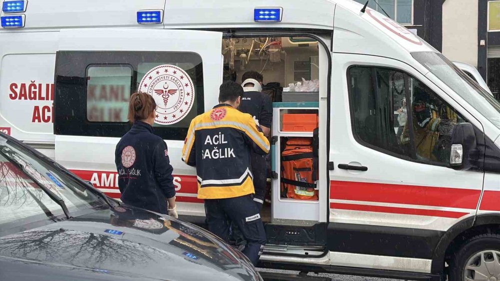 Minibüs İle Otomobilin Çarpıştığı Kazada 3 Kişi Yaralandı