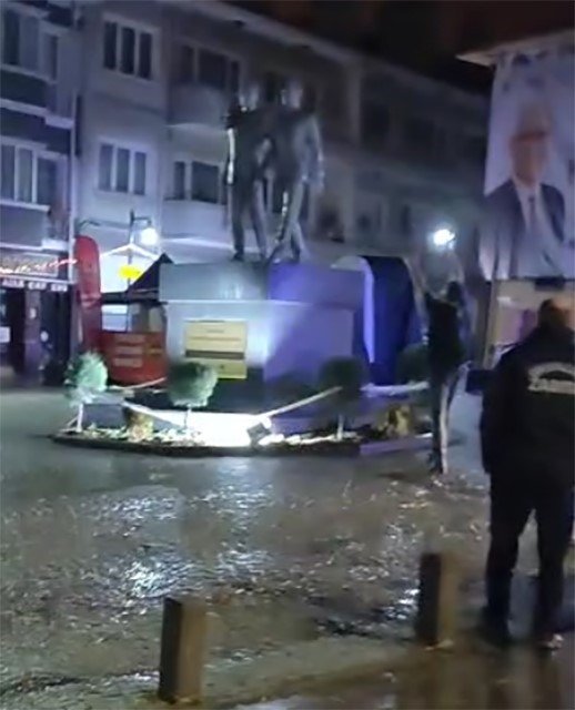 Yeni Yıl Pazarı’nda Tezgahlara Saldıran Şahıs Tutuklandı