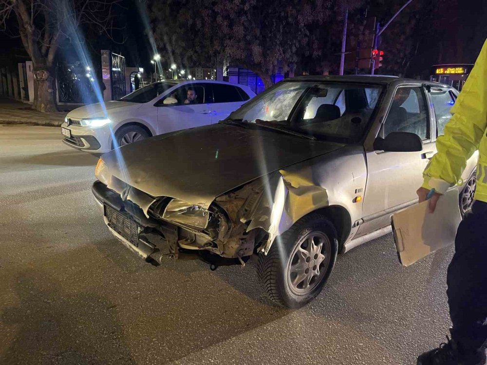 Otomobille Elektrikli Bisiklet Çarpıştı