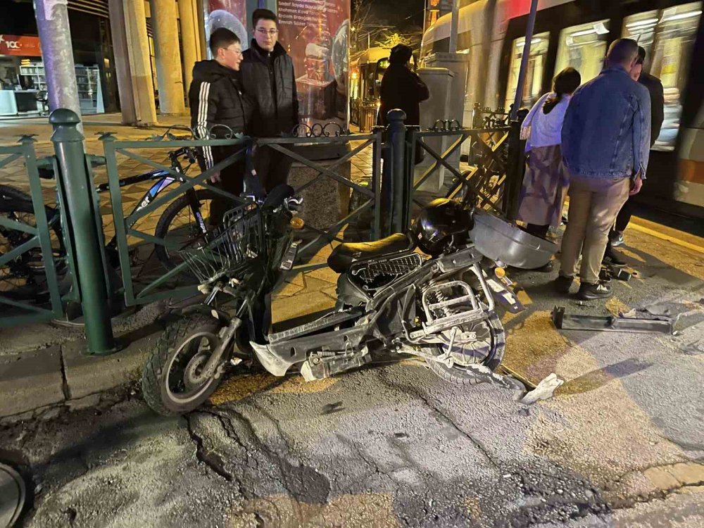 Otomobille Elektrikli Bisiklet Çarpıştı
