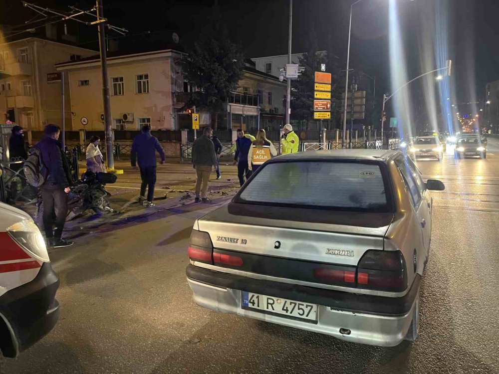 Otomobille Elektrikli Bisiklet Çarpıştı