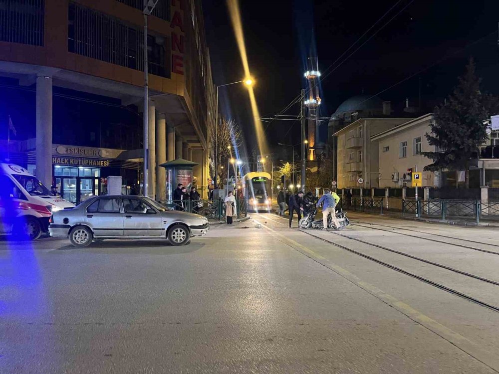 Otomobille Elektrikli Bisiklet Çarpıştı