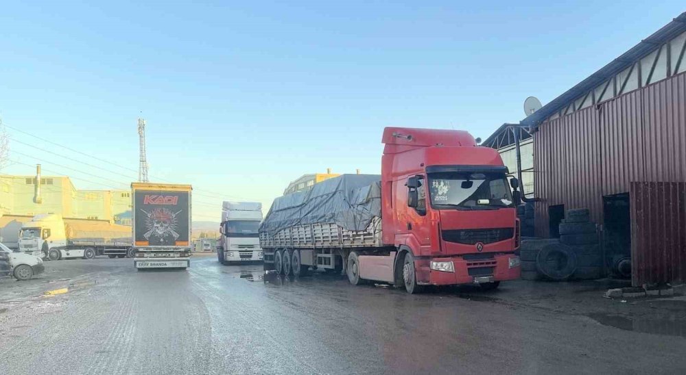 Husumetli Olduğu Şahsı Bıçakla  Yaraladı