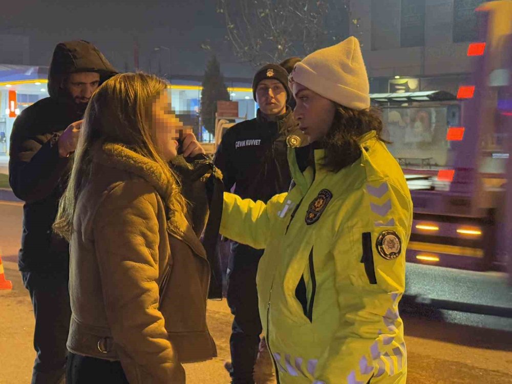 Polisi Görünce Aracı Ve İçindeki Kadını Terk Edip Kaçtı