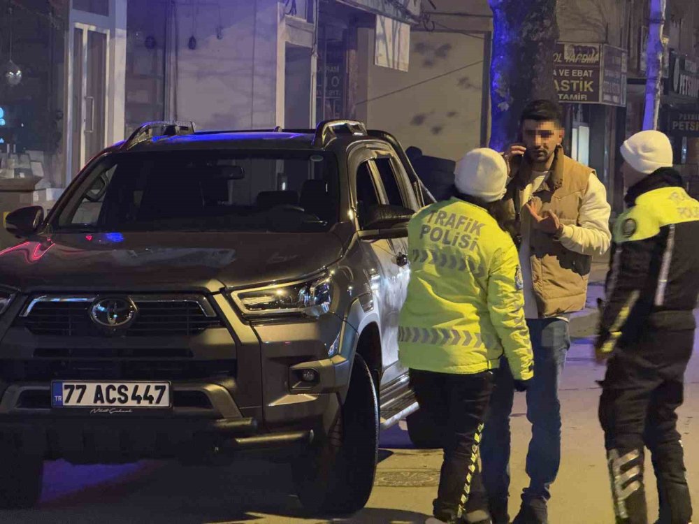Polisi Görünce Aracı Ve İçindeki Kadını Terk Edip Kaçtı