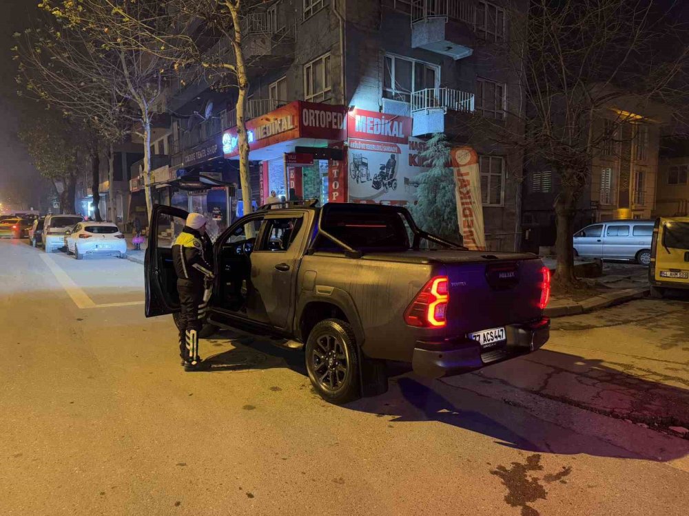 Polisi Görünce Aracı Ve İçindeki Kadını Terk Edip Kaçtı