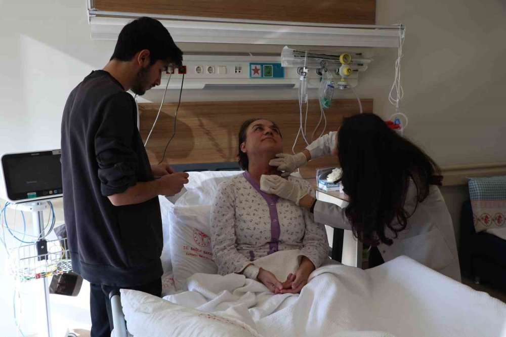 Sesini Kaybeden Anne, Geçirdiği Operasyonla Eskisi Gibi Konuşabilmeye Başladı