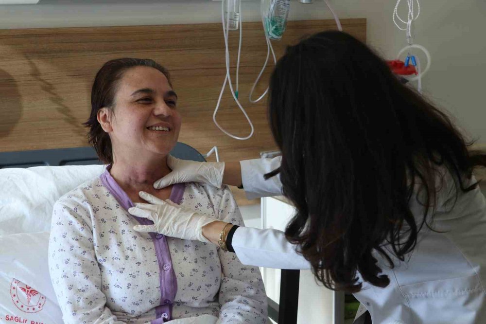 Sesini Kaybeden Anne, Geçirdiği Operasyonla Eskisi Gibi Konuşabilmeye Başladı